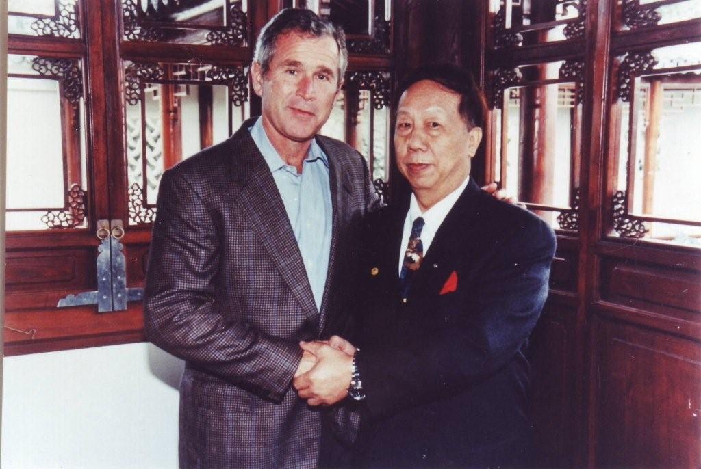 中医医生坐诊